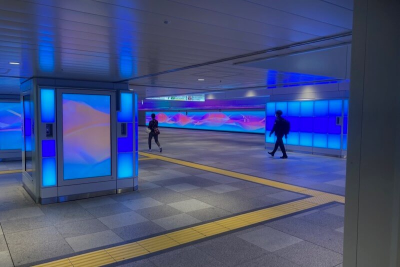 新宿駅東西自由通路 柱型サイネージ躯体
